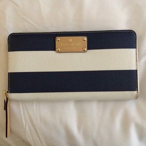 Kate spade blue and white zip wallet